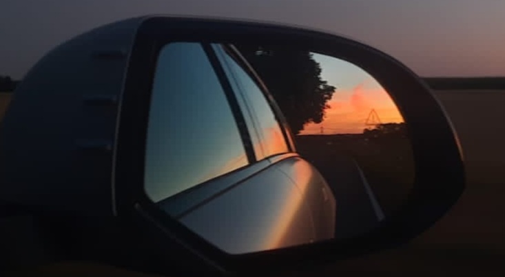 Sonnenuntergang im Rückspiegel
