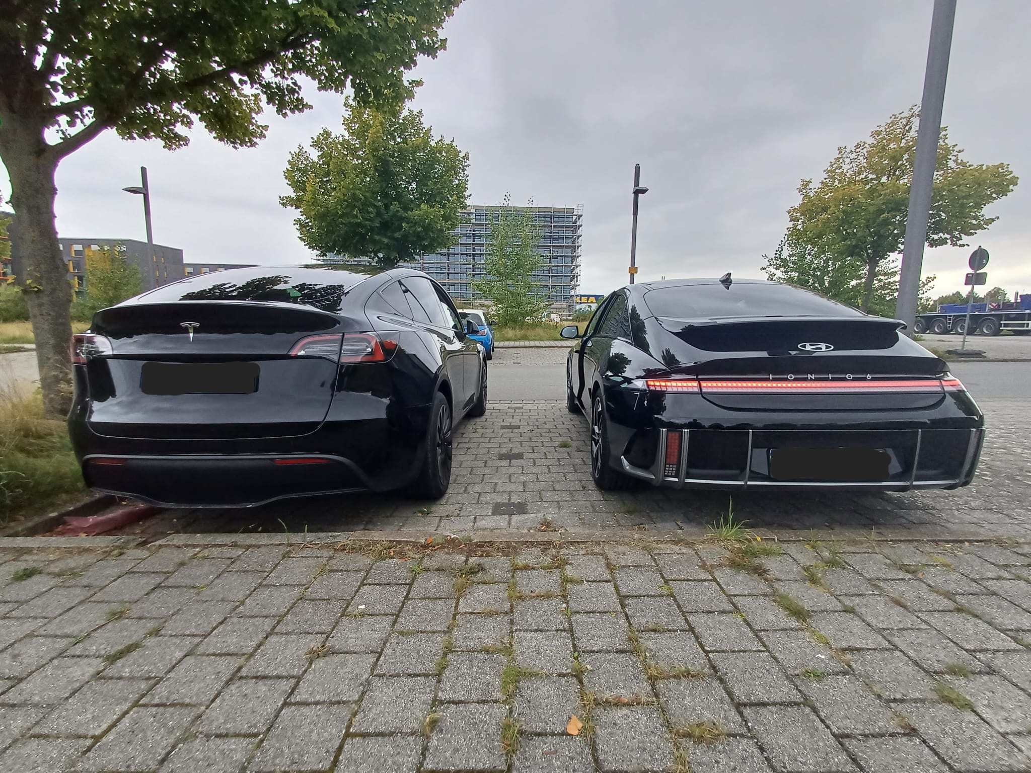 Ioniq 6 Abyss Black 20 Zoll vs Tesla Model Y Black 19 Zoll