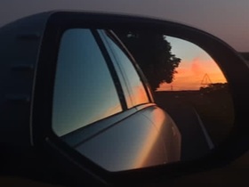 Sonnenuntergang im Rückspiegel